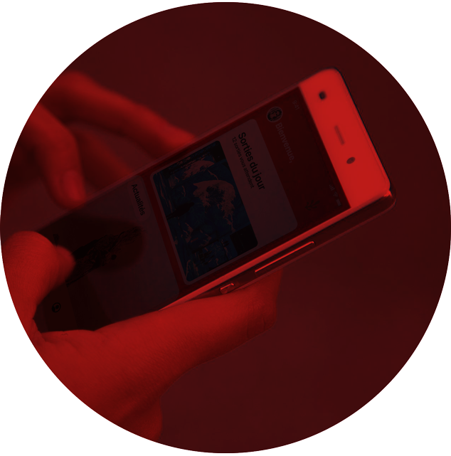 mise en situation d'un utilisateur avec son téléphone